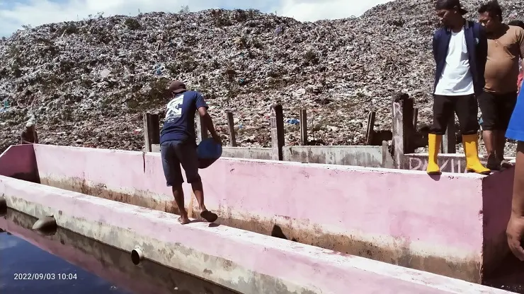 Kolaborasi MTS, UPT TPA dan Klikhijau Siram Kolam Lindi TPA Tamangapa dengan EM4++