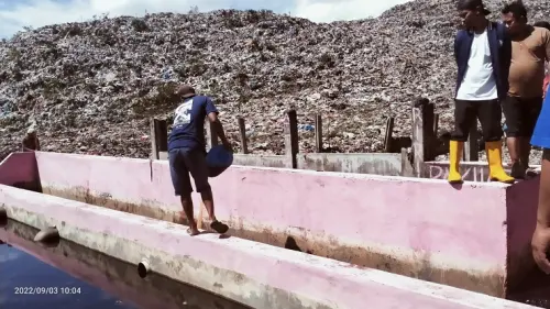 Kolaborasi MTS, UPT TPA dan Klikhijau Siram Kolam Lindi TPA Tamangapa dengan EM4++