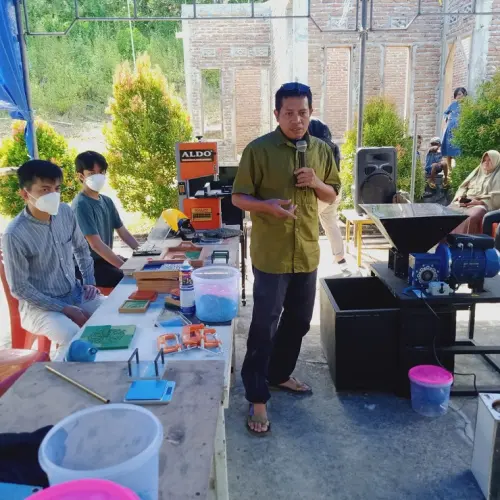 LPPM ITB dan Econatural Latih Warga di Selayar Olah Sampah Plastik Jadi Produk Bernilai