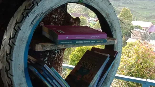 Menyulap Ban Motor Bekas Jadi Rak Buku yang Menarik