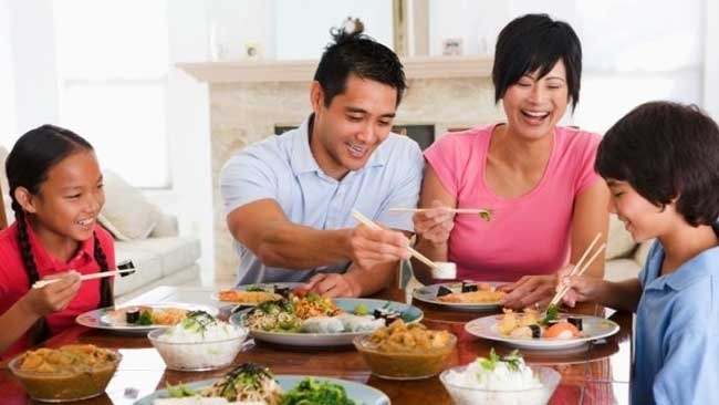 Memetik Manfaat Menakjubkan dari Aktivitas Makan Bersama Keluarga