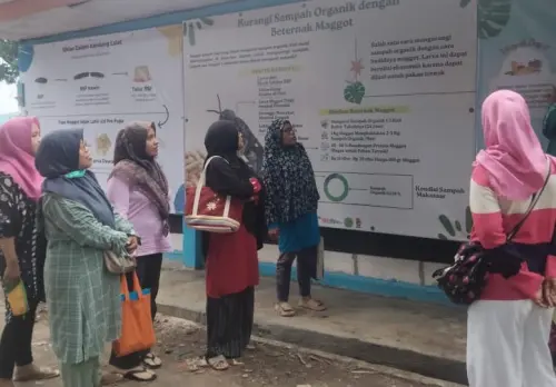 Antusias Ibu-ibu RT Mendatangi Lokasi Budidaya Maggot di Sambung Jawa