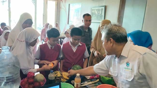 Siswa SDN Borong Makassar Belajar Eco Enzyme di Komunitas MTS