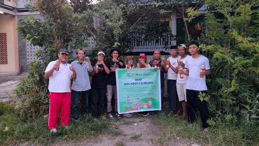 Kolaborasi Hijau Berbagi Pupuk Cair dan Eco Enzyme ke Petani Alami di Takalar