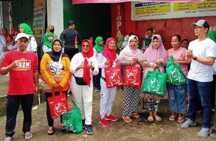 Momen HPSN, PT Mitra Hijau Asia Bantu Sembako ke Warga Terdampak Banjir Makassar