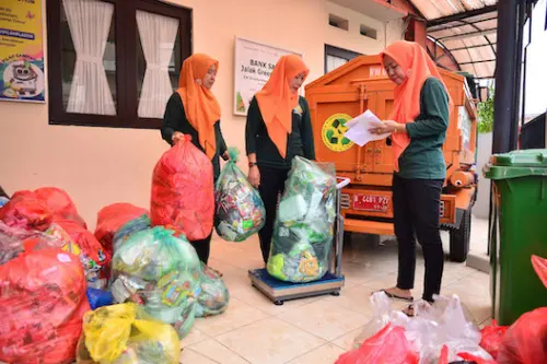 Mengintik Cerita Sukses Program Bank Sampah Binaan Program PHINLA