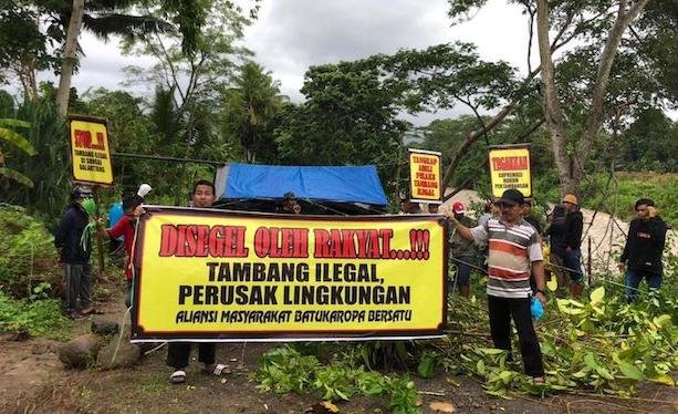 Warga Desa Batukaropa Segel Aktivitas Tambang lIegal di Sungai Balantieng