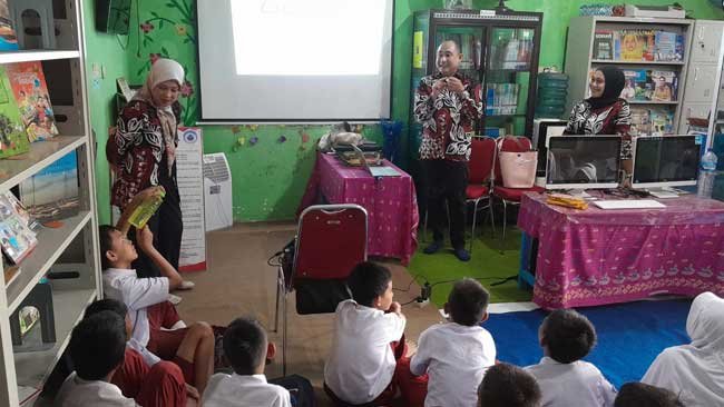 Murid SD Inpres Banta-Bantaeng 1 Belajar Lingkungan dari Dosen UNIFA