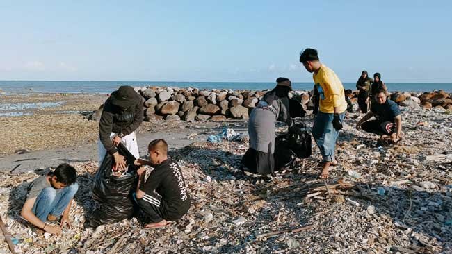 22 Relawan Ikut Aksi Bersih di Pantai Situbaru