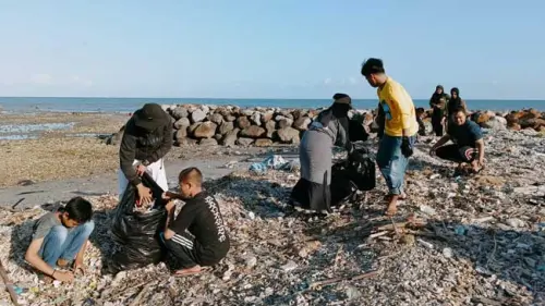 22 Relawan Ikut Aksi Bersih di Pantai Situbaru