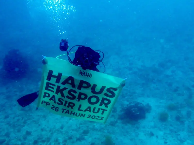 WALHI Sulsel Gelar Aksi Unik di Wilayah Bekas Penambangan Pasir Laut