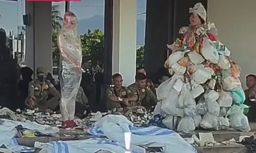 Aksi Teatrikal Buang Sampah di Balai Kota Tasikmalaya, Inikah Puncak Kemarahan?