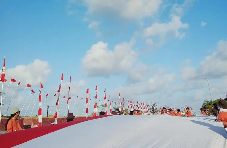 Pembagian 10 Juta Bendera Merah Putih di Bira, Pegiat Lingkungan: Sampahnya Ya!