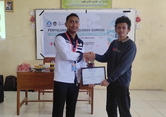 Kunjungan ke SMA 14 Gowa, Mahasiswa PPG Geografi UNM Edukasi Siswa Mengolah Sampah