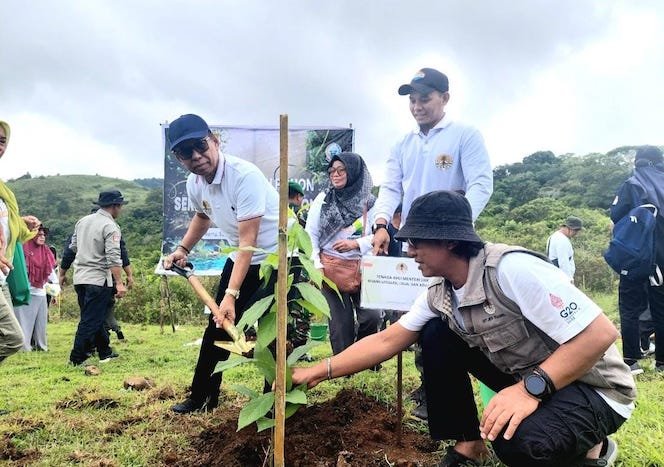 Dihadiri Tenaga Ahli Menteri LHK, Penanaman Serentak Meriah di Barru