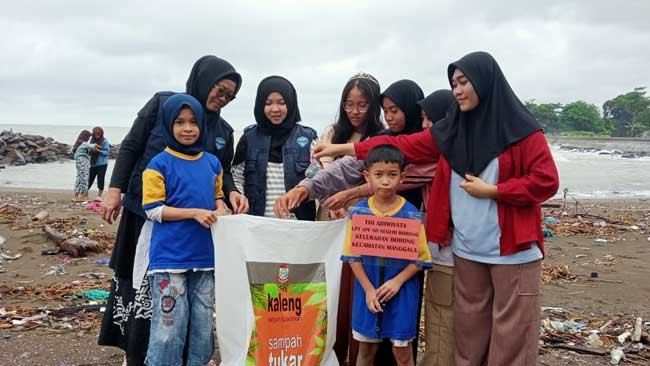 Target Adiwiyata Mandiri, SDN Borong Bersihkan Sampah di Pantai Sampulungang