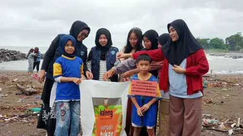 Target Adiwiyata Mandiri, SDN Borong Bersihkan Sampah di Pantai Sampulungang