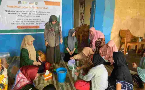 Dosen FTI UMI Dorong Pembuatan Karbol Sereh Pembersih Lantai dari Bahan Alami