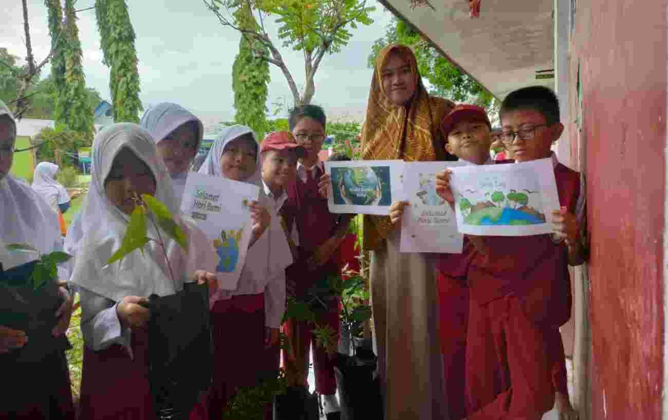 Begini Cara SDN  Borong dan SDN Parinring Makassar Rayakan Hari Bumi 2024