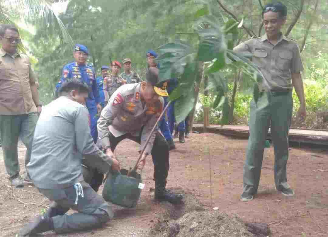 Ajak Kapolda Tanam Pohon, Sebuah Upaya Hadirkan Air Tawar di Pulau Tinabo, TN Taka Bonerate