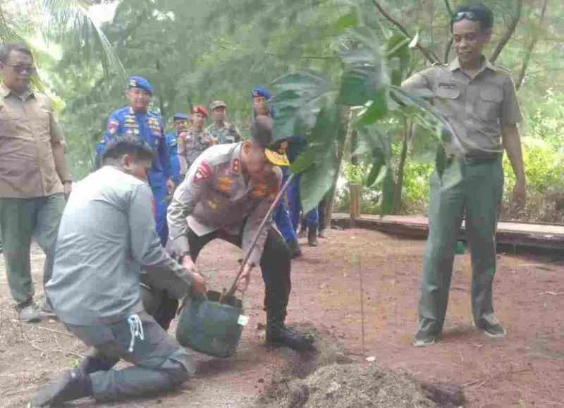 Ajak Kapolda Tanam Pohon, Sebuah Upaya Hadirkan Air Tawar di Pulau Tinabo, TN Taka Bonerate