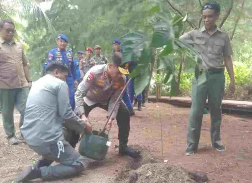 Ajak Kapolda Tanam Pohon, Sebuah Upaya Hadirkan Air Tawar di Pulau Tinabo, TN Taka Bonerate