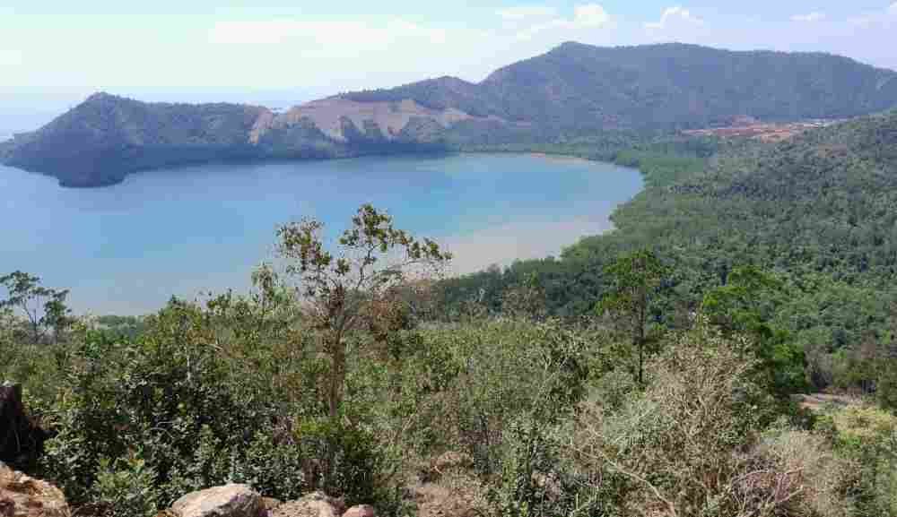 Eksotisme Pemandangan di Pulau Kabaena dari Balik Tambang