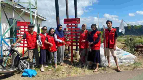 Mahasiswa KKN Unhas Edukasi Sadar Lingkungan Warga Desa Bontotiro, Jeneponto