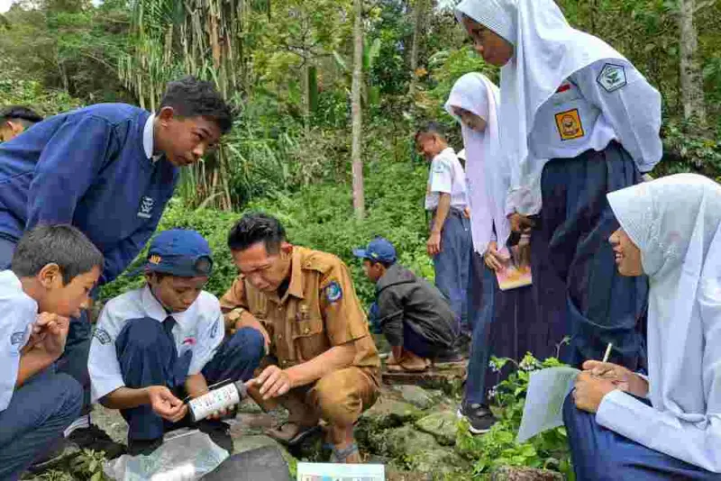 SMPN Satap 13 Bulukumba Pantau Kualitas Air Danau Lurayya, Desa Kahayya