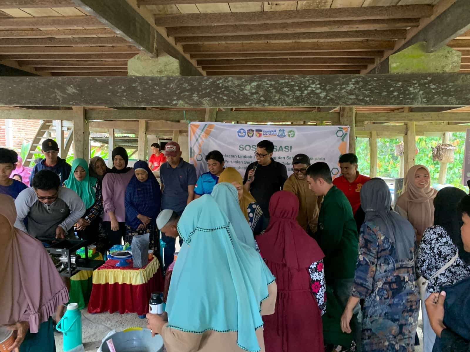 TIM PKM UMI Gandeng Kelompok Tani Rahmat II Gelar Sosialisasi dan Pelatihan Pemanfaatan Limbah Kelapa di Manyampa