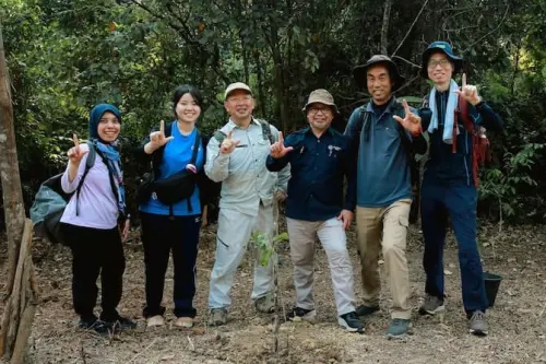 Belantara Foundation Ajak Pelajar Asal Jepang Tanam Pohon di Tahura Sultan Syarif Hasyim