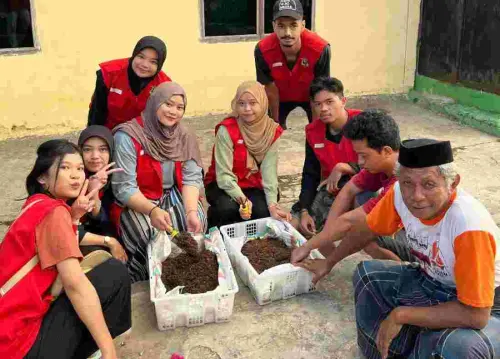 Mahasiswa KKNT Unhas Lakukan Inovasi Pupuk Organik Melalui Metode Keranjang Takura di Desa Borongloe, Bantaeng