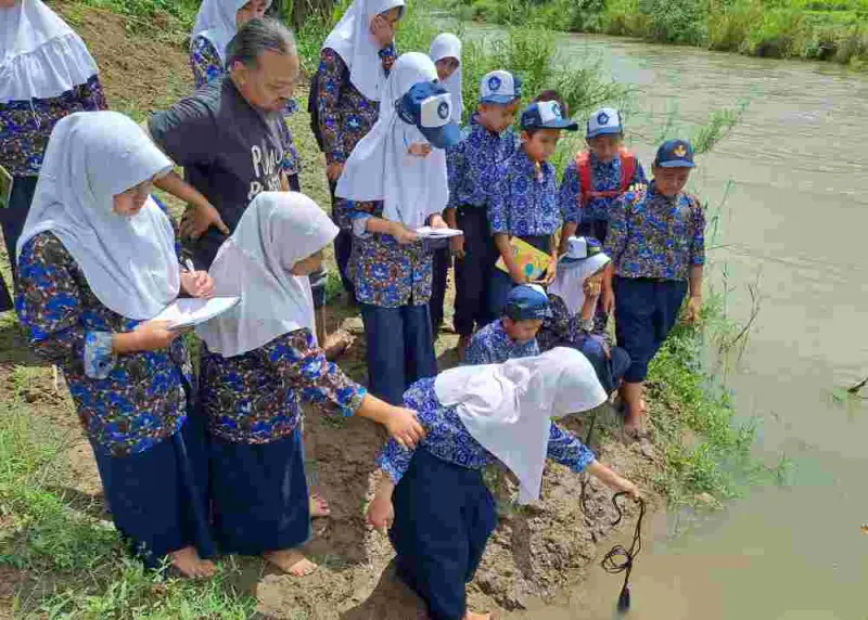 Miris, Pelajar SMPN 10 Bulukumba Temukan Mikroplastik di Sungai Balantieng