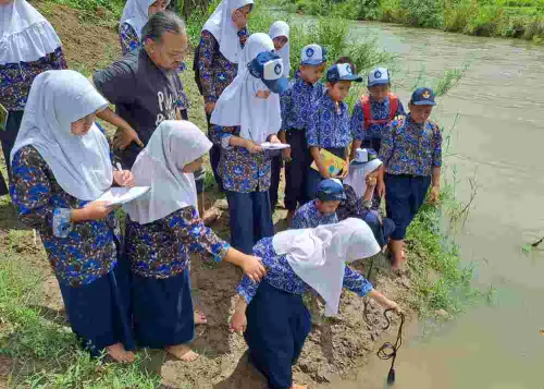 Miris, Pelajar SMPN 10 Bulukumba Temukan Mikroplastik di Sungai Balantieng