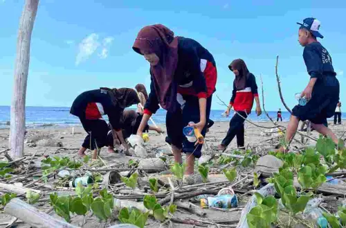 SMPN 10 Bulukumba Angkut 116 Kg Sampah di Pantai Babana