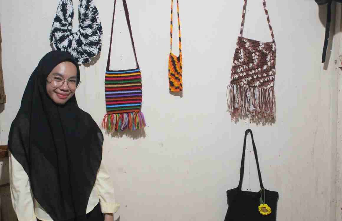 Ainun Zariya dan Nuansa Noken Papua dalam Kriya Rajutnya