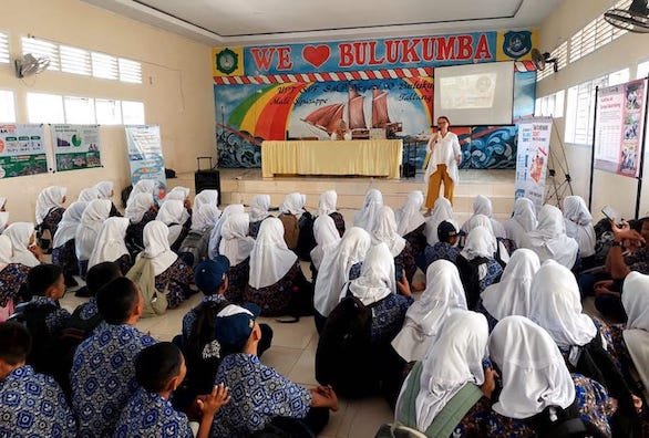 Aktivis LSM Belanda Kunjungi SMP Negeri 10 Bulukumba, Cerita sungai bersih