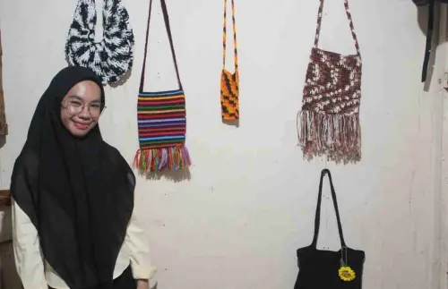 Ainun Zariya dan Nuansa Noken Papua dalam Kriya Rajutnya