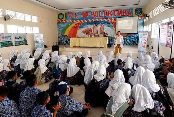 Aktivis LSM Belanda Kunjungi SMP Negeri 10 Bulukumba, Cerita sungai bersih