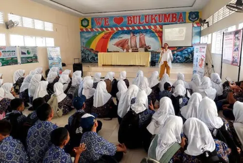 Aktivis LSM Belanda Kunjungi SMP Negeri 10 Bulukumba, Cerita sungai bersih