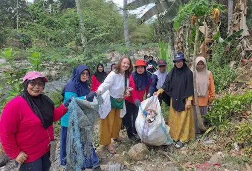 Wetss, Bule Cantik Asal Belanda Ikut Bersihkan Sungai Balantieng