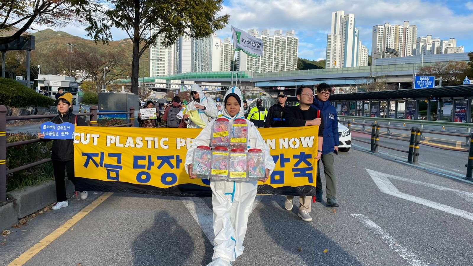 Pawai Replika Bayi dalam Toples Mikroplastik: Nina Kampanyekan Bahaya Polusi Plastik di Busan