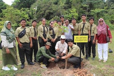Keseruan Siswa Sekolah Tanam Pohon Langka di Tahura Sultan Syarif Hasyim Riau