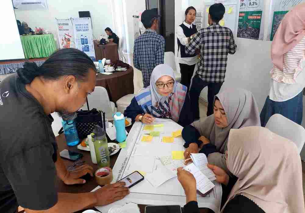 AKSI Balantieng Buat Bisnis Hijau Atasi Pencemaran Plastik di Sungai Balantieng