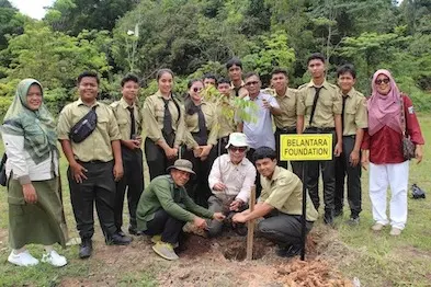Keseruan Siswa Sekolah Tanam Pohon Langka di Tahura Sultan Syarif Hasyim Riau