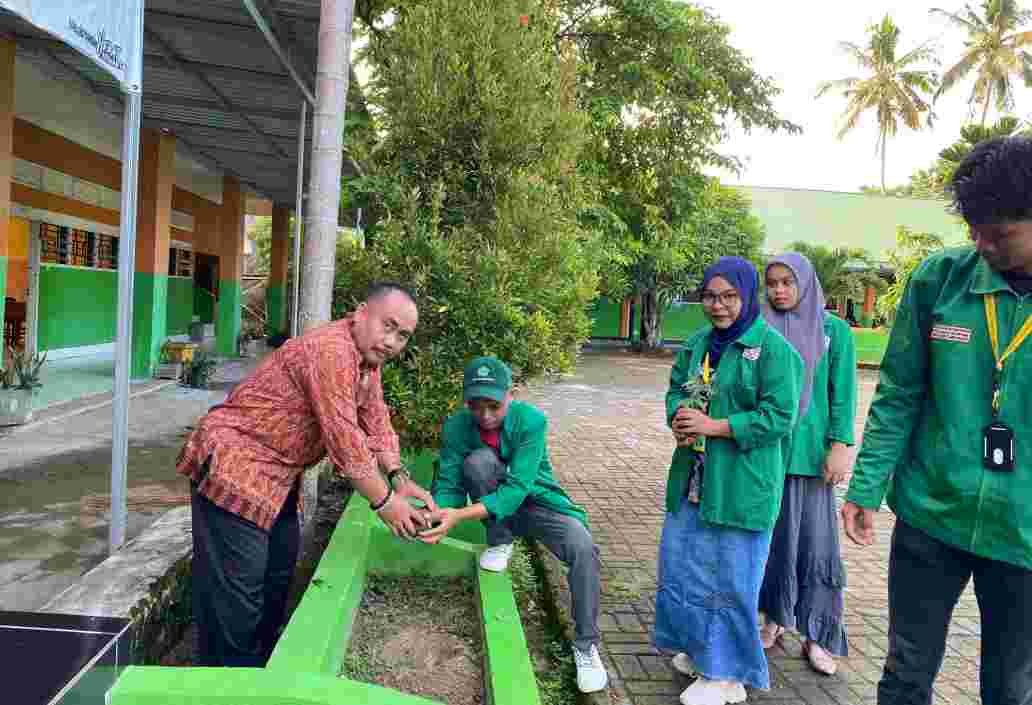 Edukasi Siswa Jaga Lingkungan, Mahasiswa STAI Al-Gazali Bulukumba Tanam Pohon di Kawasan Madrasah
