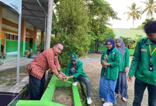 Edukasi Siswa Jaga Lingkungan, Mahasiswa STAI Al-Gazali Bulukumba Tanam Pohon di Kawasan Madrasah