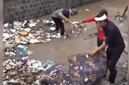 Gubernur Jabar Nyebur Bersih Sampah Sungai, Pahitnya Lidah Netizen?
