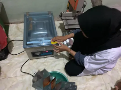 Kolaborasi Econatural, ISPIKANI, dan Mahasiswa FIKP Unhas Kembangkan Sterilisasi Pindang Ikan Sembulak dalam Retort Pouch