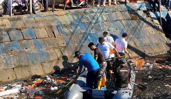 Peringati Hari Lingkungan, Aksi Kolaborasi Bersih Kanal dan Pasar di Makassar
